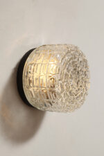 Szklany nieduży jednopunktowy okrągły przezroczysto lodowy kinkiet "Petit" z geometrycznym wzorem osadzony na czarnej metalowej obejmie, Francja, lata 70. - obrazek 7