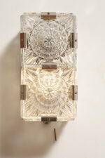 Szklana jednopunktowa lampa ścienna/kinkiet złożony z powtarzalnych fakturowych kwadratowych kafli spiętych metalowymi klamrami, Kamenicky Šenov, Czechosłowacja, lata 60. - obrazek 8