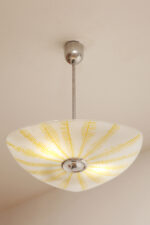 Szklana dwupunktowa trójkątna mlecznobiała z żółtym geometrycznym wzorem lampa sufitowa „Parasolka” na metalowej sztycy, Napako, Czechosłowacja, lata 50/60. - obrazek 7