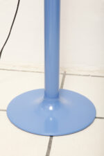 Duża niebieska jednopunktowa lampa biurkowa/podłogowa w kształcie odwróconego "L" z tworzywa sztucznego z metalową okrągłą podstawą "Tube", projekt Anders Pehrson dla Ateljé Lyktan, Space Age, Szwecja, wzór z 1973 roku - obrazek 74