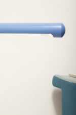 Duża niebieska jednopunktowa lampa biurkowa/podłogowa w kształcie odwróconego "L" z tworzywa sztucznego z metalową okrągłą podstawą "Tube", projekt Anders Pehrson dla Ateljé Lyktan, Space Age, Szwecja, wzór z 1973 roku - obrazek 75