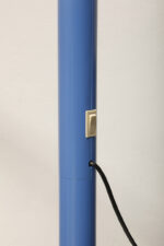 Duża niebieska jednopunktowa lampa biurkowa/podłogowa w kształcie odwróconego "L" z tworzywa sztucznego z metalową okrągłą podstawą "Tube", projekt Anders Pehrson dla Ateljé Lyktan, Space Age, Szwecja, wzór z 1973 roku - obrazek 76