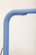 Duża niebieska jednopunktowa lampa biurkowa/podłogowa w kształcie odwróconego "L" z tworzywa sztucznego z metalową okrągłą podstawą "Tube", projekt Anders Pehrson dla Ateljé Lyktan, Space Age, Szwecja, wzór z 1973 roku - obrazek 77