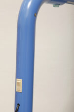 Duża niebieska jednopunktowa lampa biurkowa/podłogowa w kształcie odwróconego "L" z tworzywa sztucznego z metalową okrągłą podstawą "Tube", projekt Anders Pehrson dla Ateljé Lyktan, Space Age, Szwecja, wzór z 1973 roku - obrazek 78