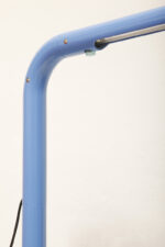 Duża niebieska jednopunktowa lampa biurkowa/podłogowa w kształcie odwróconego "L" z tworzywa sztucznego z metalową okrągłą podstawą "Tube", projekt Anders Pehrson dla Ateljé Lyktan, Space Age, Szwecja, wzór z 1973 roku - obrazek 79