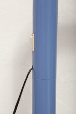 Duża niebieska jednopunktowa lampa biurkowa/podłogowa w kształcie odwróconego "L" z tworzywa sztucznego z metalową okrągłą podstawą "Tube", projekt Anders Pehrson dla Ateljé Lyktan, Space Age, Szwecja, wzór z 1973 roku - obrazek 82