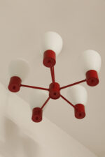 Pięciopunktowa czerwona metalowa lampa sufitowa/żyrandol ze szklanymi mlecznobiałymi kloszami, Niemcy, lata 60/70. - obrazek 8