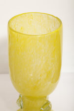 Duży cytrynowy szklany wazon/kielich z przeźroczystymi "guzikami", projekt Czesław Hajnysz, Spółdzielnia Pracy Przemysłu Ludowego i Artystycznego Kamionka w Łysej Górze, Polska, lata 70. - obrazek 8