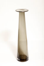 Cylindryczny ręcznie formowany smukły i wysoki (40 cm) wazon z dymionego szkła w szarym kolorze z wlewem w kształcie ronda kapelusza, IKEA, Szwecja, lata 90 - obrazek 8