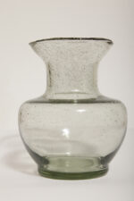 Jasno szary niski pękaty mocno napowietrzony półprzezroczysty szklany wazon z falbanką na rancie wlotu, Polska, lata 70.  - obrazek 8