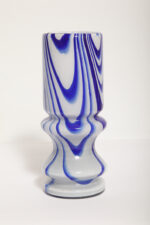 Jasno szaroniebieski średniej wielkości (22,5 cm) masywny dwuwarstwowy ręcznie formowany szklany wazon w stylu projektów Carlo Moretti/Murano, lata 70. - obrazek 15