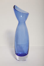 Półprzezroczysty średniej wielkości (28 cm) kobaltowy niesymetryczny szklany wazon z wlewem w formie kwiatowego kielicha, szkło Sommerso, Iittala, Finlandia, lata 70. - obrazek 8
