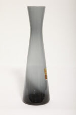 Delikatny średniej wielkości (25 cm) szklany ręcznie formowany wazon z cienkiego dymionego szkła w szarym kolorze w kształcie zbliżonym do klepsydry, Niemcy, lata 70. - obrazek 8