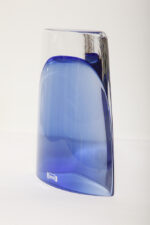 Szklany niski (21 cm) o przekroju łezki płaski niebieski/kobaltowy wazon z przezroczystą podstawą, Krośnieńskie Huty Szkła Krosno S.A., Polska, lata 90. - obrazek 8