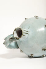 Ceramiczny pękaty dzbanek/amfora/bukłak (21,5 cm) w morskim/jasnoniebieskim kolorze z uchem i wypustkami, Niemcy, lata 60. - obrazek 8