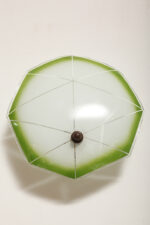 Jednopunktowa mlecznobiała szklana lampa ścienna/kinkiet z zielonym obrysem i symetrycznym ażurowym wzorem, Polska, lata 60. - obrazek 8