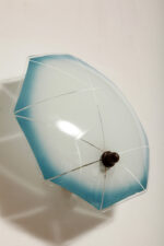 Jednopunktowa mlecznobiała szklana lampa ścienna/kinkiet z niebieskim obrysem i symetrycznym ażurowym wzorem, Polska, lata 60. - obrazek 8