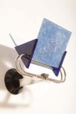 Duża jednopunktowa lampa ścienna/kinkiet "Murana 1680-9" z chromowanym ramieniem, kloszem złożonym z czterech szklanych płytek i z granatowymi półprzepuszczalnymi trójkątnymi uchwytami z tworzywa, Postmodernizm i styl Memphis, projekt Perry King & Santiago Miranda dla Arteluce, Włochy, lata 80. - obrazek 8