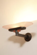 Duża postmodernistyczna jednopunktowa lampa ścienna/kinkiet "Jill" z grafitowym metalowym ramieniem i płytkim szklanym matowym jasno różowym kloszem, projekt Perry King, Santiago Miranda i Gianluigi Arnaldi dla Arteluce, Włochy, wzór z 1978 roku - obrazek 8