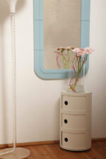 Prostokątne lustro ścienne osadzone w modułowej niebieskiej lekkiej ramie z tworzywa z zaokrąglonymi rogami, Anna Castelli Ferrieri, firma Kartell, Włochy, lata 60. - obrazek 15