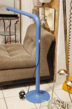 Duża niebieska jednopunktowa lampa biurkowa/podłogowa w kształcie odwróconego "L" z tworzywa sztucznego z metalową okrągłą podstawą "Tube", projekt Anders Pehrson dla Ateljé Lyktan, Space Age, Szwecja, wzór z 1973 roku - obrazek 8