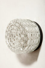 Szklany nieduży jednopunktowy okrągły przezroczysto lodowy kinkiet "Petit" z geometrycznym wzorem osadzony na czarnej metalowej obejmie, Francja, lata 70. - obrazek 8
