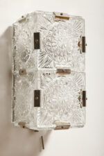 Szklana jednopunktowa lampa ścienna/kinkiet złożony z powtarzalnych fakturowych kwadratowych kafli spiętych metalowymi klamrami, Kamenicky Šenov, Czechosłowacja, lata 60. - obrazek 9