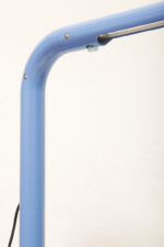 Duża niebieska jednopunktowa lampa biurkowa/podłogowa w kształcie odwróconego "L" z tworzywa sztucznego z metalową okrągłą podstawą "Tube", projekt Anders Pehrson dla Ateljé Lyktan, Space Age, Szwecja, wzór z 1973 roku - obrazek 85