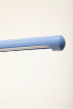 Duża niebieska jednopunktowa lampa biurkowa/podłogowa w kształcie odwróconego "L" z tworzywa sztucznego z metalową okrągłą podstawą "Tube", projekt Anders Pehrson dla Ateljé Lyktan, Space Age, Szwecja, wzór z 1973 roku - obrazek 86