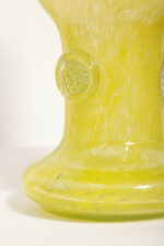 Duży cytrynowy szklany wazon/kielich z przeźroczystymi "guzikami", projekt Czesław Hajnysz, Spółdzielnia Pracy Przemysłu Ludowego i Artystycznego Kamionka w Łysej Górze, Polska, lata 70. - obrazek 9