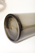 Cylindryczny ręcznie formowany smukły i wysoki (40 cm) wazon z dymionego szkła w szarym kolorze z wlewem w kształcie ronda kapelusza, IKEA, Szwecja, lata 90 - obrazek 9