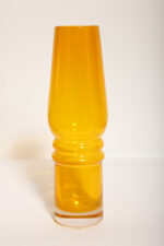 Średniej wielkości (27 cm) żółty symetryczny ręcznie formowany wazon ze szkła sodowego barwionego w masie, projekt (przypisywany) Lucyna Pijaczewska, Huta Szkła Artystycznego ''Barbara'' w Polanicy Zdrój, Polska, lata 70. - obrazek 15