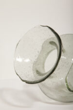 Jasno szary niski pękaty mocno napowietrzony półprzezroczysty szklany wazon z falbanką na rancie wlotu, Polska, lata 70.  - obrazek 9