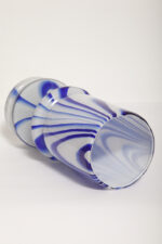 Jasno szaroniebieski średniej wielkości (22,5 cm) masywny dwuwarstwowy ręcznie formowany szklany wazon w stylu projektów Carlo Moretti/Murano, lata 70. - obrazek 4