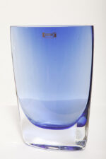 Szklany niski (21 cm) o przekroju łezki płaski niebieski/kobaltowy wazon z przezroczystą podstawą, Krośnieńskie Huty Szkła Krosno S.A., Polska, lata 90. - obrazek 9