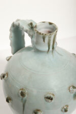 Ceramiczny pękaty dzbanek/amfora/bukłak (21,5 cm) w morskim/jasnoniebieskim kolorze z uchem i wypustkami, Niemcy, lata 60. - obrazek 9