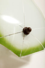 Jednopunktowa mlecznobiała szklana lampa ścienna/kinkiet z zielonym obrysem i symetrycznym ażurowym wzorem, Polska, lata 60. - obrazek 9