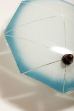 Jednopunktowa mlecznobiała szklana lampa ścienna/kinkiet z niebieskim obrysem i symetrycznym ażurowym wzorem, Polska, lata 60. - obrazek 9