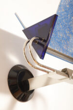 Duża jednopunktowa lampa ścienna/kinkiet "Murana 1680-9" z chromowanym ramieniem, kloszem złożonym z czterech szklanych płytek i z granatowymi półprzepuszczalnymi trójkątnymi uchwytami z tworzywa, Postmodernizm i styl Memphis, projekt Perry King & Santiago Miranda dla Arteluce, Włochy, lata 80. - obrazek 9