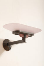 Duża postmodernistyczna jednopunktowa lampa ścienna/kinkiet "Jill" z grafitowym metalowym ramieniem i płytkim szklanym matowym jasno różowym kloszem, projekt Perry King, Santiago Miranda i Gianluigi Arnaldi dla Arteluce, Włochy, wzór z 1978 roku - obrazek 9