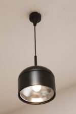 Nieduża jednopunktowa lampa wisząca/sufitowa z czarnym satynowym kloszem z tworzywa i metalowym srebrnym odbłyśnikiem, projekt Arnold Berges dla Staff Leuchten, Model 5518/19/38, Niemcy, lata 70. - obrazek 9