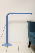 Duża niebieska jednopunktowa lampa biurkowa/podłogowa w kształcie odwróconego "L" z tworzywa sztucznego z metalową okrągłą podstawą "Tube", projekt Anders Pehrson dla Ateljé Lyktan, Space Age, Szwecja, wzór z 1973 roku - obrazek 9