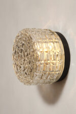 Szklany nieduży jednopunktowy okrągły przezroczysto lodowy kinkiet "Petit" z geometrycznym wzorem osadzony na czarnej metalowej obejmie, Francja, lata 70. - obrazek 9