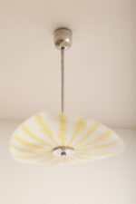 Szklana dwupunktowa trójkątna mlecznobiała z żółtym geometrycznym wzorem lampa sufitowa „Parasolka” na metalowej sztycy, Napako, Czechosłowacja, lata 50/60. - obrazek 9
