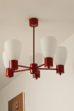 Pięciopunktowa czerwona metalowa lampa sufitowa/żyrandol ze szklanymi mlecznobiałymi kloszami, Niemcy, lata 60/70. - obrazek 10