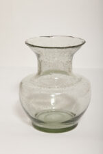Jasno szary niski pękaty mocno napowietrzony półprzezroczysty szklany wazon z falbanką na rancie wlotu, Polska, lata 70.  - obrazek 10