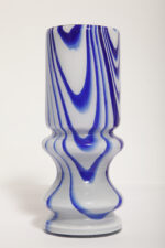 Jasno szaroniebieski średniej wielkości (22,5 cm) masywny dwuwarstwowy ręcznie formowany szklany wazon w stylu projektów Carlo Moretti/Murano, lata 70. - obrazek 3