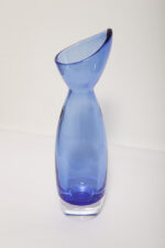 Półprzezroczysty średniej wielkości (28 cm) kobaltowy niesymetryczny szklany wazon z wlewem w formie kwiatowego kielicha, szkło Sommerso, Iittala, Finlandia, lata 70. - obrazek 10