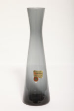 Delikatny średniej wielkości (25 cm) szklany ręcznie formowany wazon z cienkiego dymionego szkła w szarym kolorze w kształcie zbliżonym do klepsydry, Niemcy, lata 70. - obrazek 10