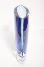 Szklany niski (21 cm) o przekroju łezki płaski niebieski/kobaltowy wazon z przezroczystą podstawą, Krośnieńskie Huty Szkła Krosno S.A., Polska, lata 90. - obrazek 10